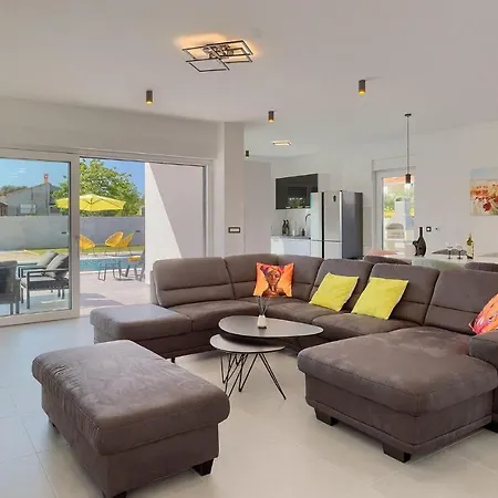 4 Bedroomstunning In Holiday home *
