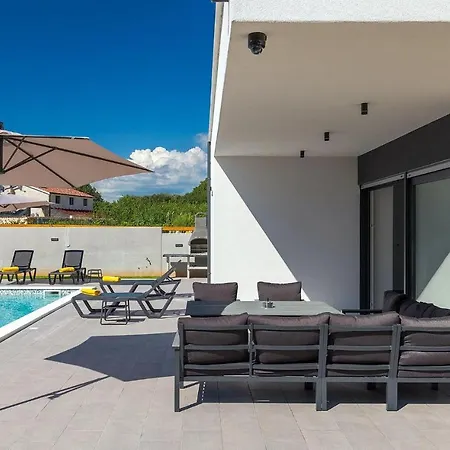 4 Bedroomstunning In Holiday home Pula