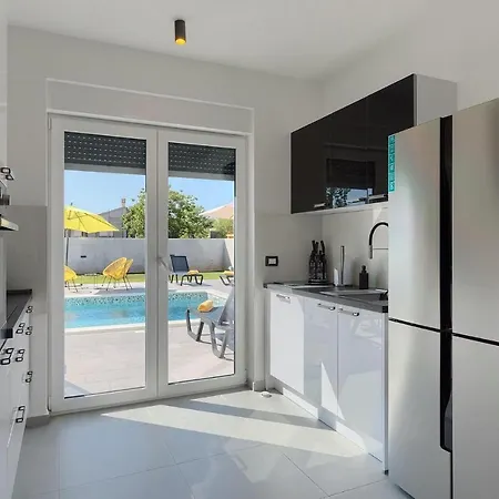 4 Bedroomstunning In Holiday home Pula