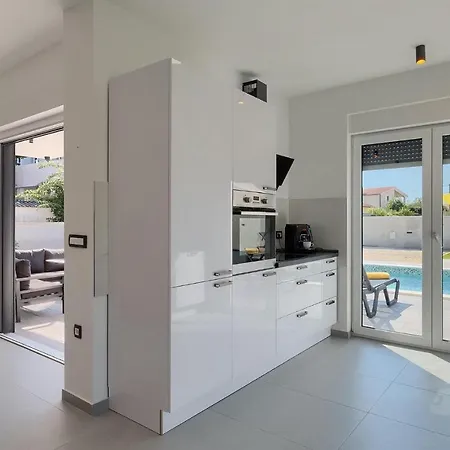 4 Bedroomstunning In Holiday home *
