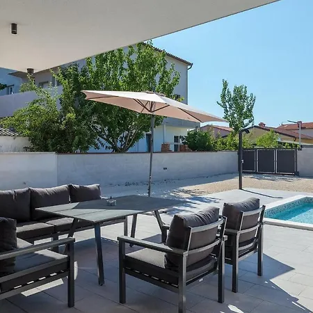 4 Bedroomstunning In Holiday home Pula