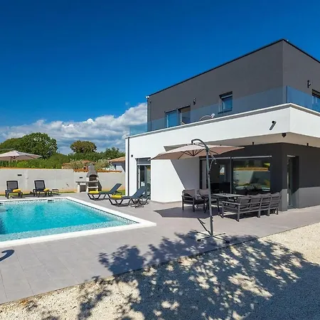 4 Bedroomstunning In *