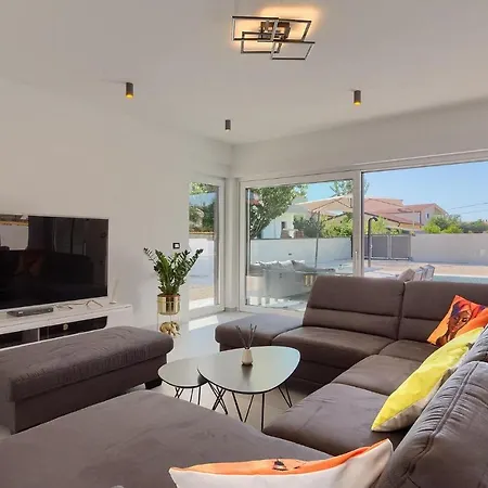 4 Bedroomstunning In Holiday home Pula