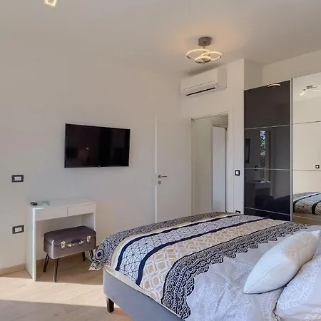 4 Bedroomstunning In Holiday home