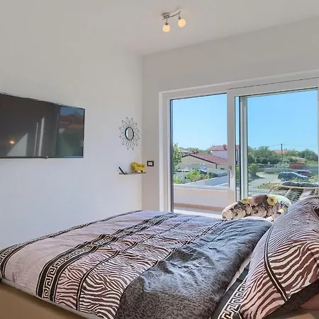 4 Bedroomstunning In Holiday home *
