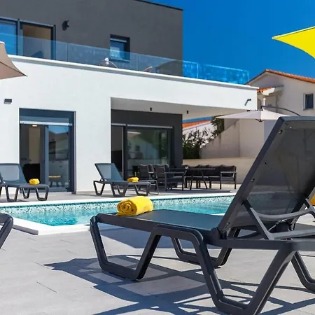 4 Bedroomstunning In Holiday home Pula