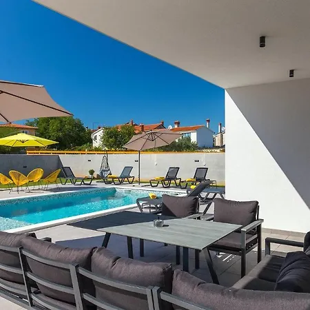 4 Bedroomstunning In Pula