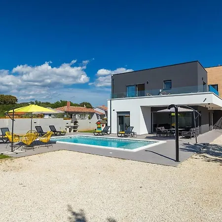 4 Bedroomstunning In *