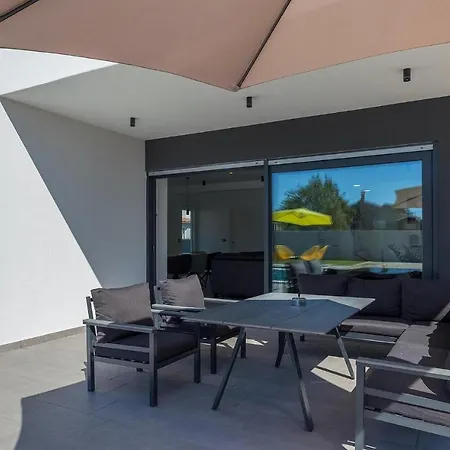 4 Bedroomstunning In Holiday home *