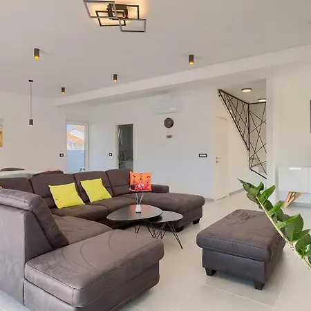 4 Bedroomstunning In Holiday home Pula