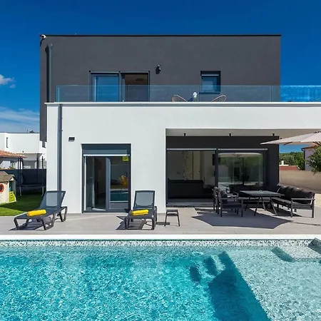 4 Bedroomstunning In Holiday home