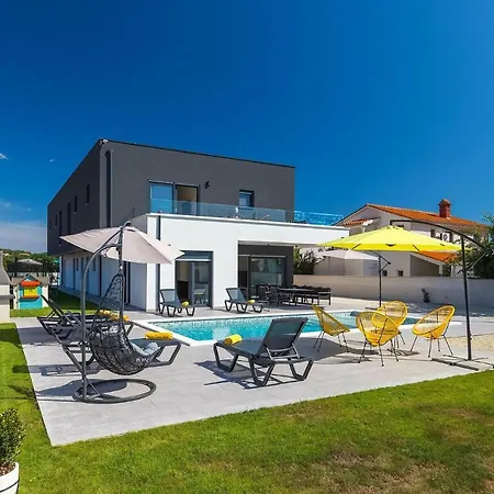 4 Bedroomstunning In *