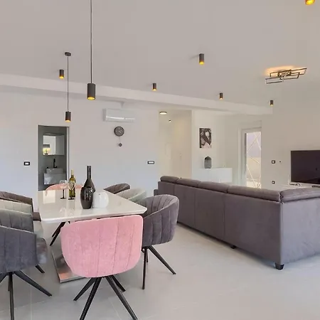 Holiday home 4 Bedroomstunning In