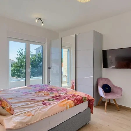 4 Bedroomstunning In Holiday home