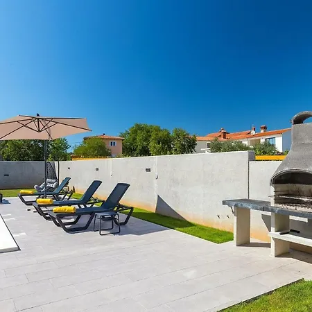 4 Bedroomstunning In Pula