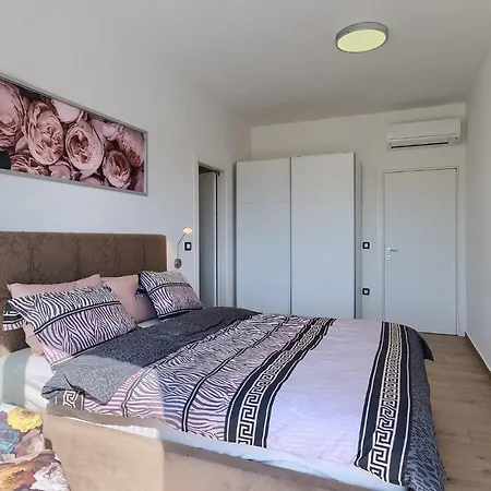 Holiday home 4 Bedroomstunning In Pula